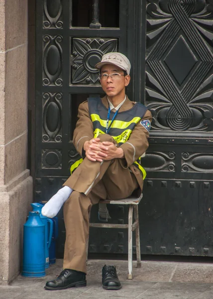 Σαγκάη Κίνα Μαΐου 2010 Φρουρός Της Μπροστινής Πόρτας Καφέ Στολή — Φωτογραφία Αρχείου