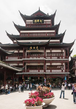 Şangay, Çin - 4 Mayıs 2010: Yuyuan alışveriş caddeleri. Geleneksel Çin mimarisinde gümüş gökyüzünün altında 6 katlı bir bina. Meydanda bir sürü yaya var..