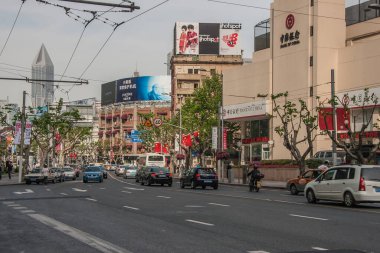 Şangay, Çin - 4 Mayıs 2010: Yoğun Nanjing Yolu üst sınıf alışveriş bölgesi. Önünde araba trafiği olan Çin Bankası binası. Yarın kare gökdelen mesafesi.