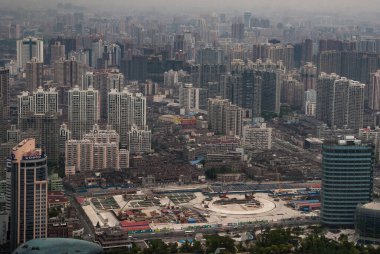 Şangay, Pudong, Lujiazui, Çin - 4 Mayıs 2010: Yeni bir gökdelen inşa etmek için hazırlanmış büyük yüzey alanı. Mevcut yüksek binalarda geçiyor. Sis bulutları ufukta.