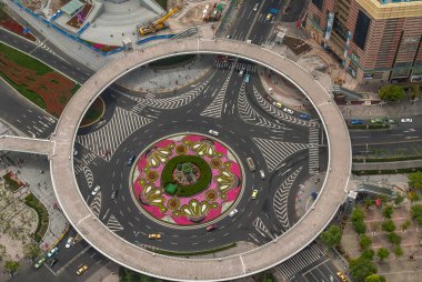 Shanghai, Pudong, Lujiazui, Çin - 4 Mayıs 2010: Doğu İnci TV Kulesi 'nin aşağısındaki kavşağa kuş bakışı görüş trafiği ve inşaat halindeki büyük yaya geçidi.