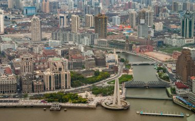 Şangay, Çin - 4 Mayıs 2010: Yeşil Wusong nehrinin havadan görünüşü yeşil parktaki Huangpu Nehri 'nde ve Waibaidu Köprüsü' nde yüksek binalar denizi altında boşalıyor.