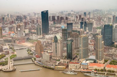 Şangay, Çin - 4 Mayıs 2010: Wusong Nehri 'nin kuzeyindeki Waibaidu Köprüsü' nde yüksek binalar ve yoğun sis altında kalan şehirler. Huangpu Nehri 'nde tekneler.
