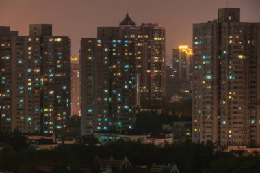 Şangay, Xuhui, Çin - 3 Mayıs 2010: Birçok pencerenin arkasında ışık bulunan konut kulelerinin gece fotoğrafı. 