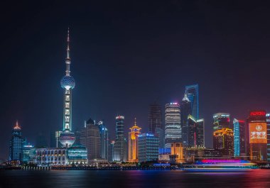 Şangay, Pudong, Lujiazui, Çin - 4 Mayıs 2010: Huangpu nehri boyunca renkli gökdelenlerin gece gökdelenleri. 