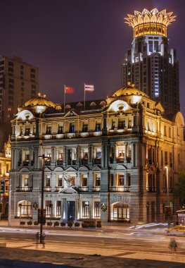 Şangay, Çin - 4 Mayıs 2010: Bund 'daki renkli renkli Bangkok Bank binasının Finansal Merkezi' nin tepesinde taçlandırılmış gece portresi.