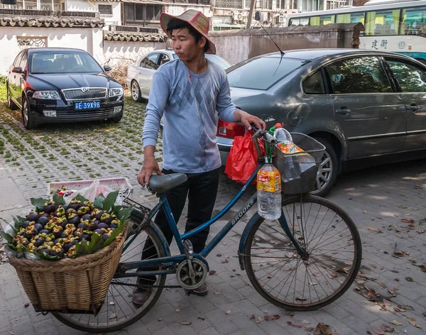 Suzhou Chiny Maja 2010 Człowiek Słomkowym Kapeluszu Niebieski Rower Którym — Zdjęcie stockowe