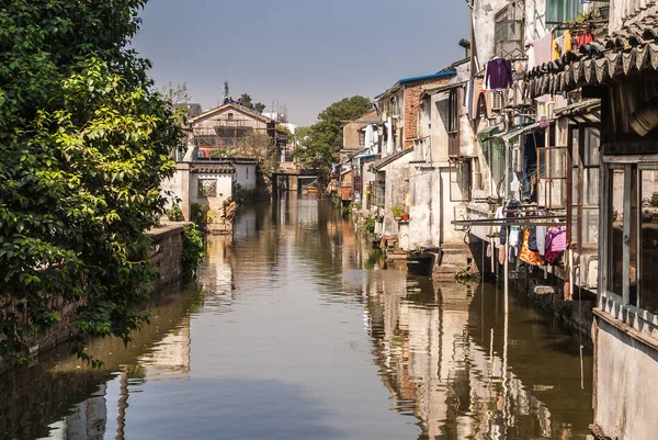 Suzhou China Mei 2010 Stadskanaal Met Bruin Water Weerspiegelt Achterkant — Stockfoto