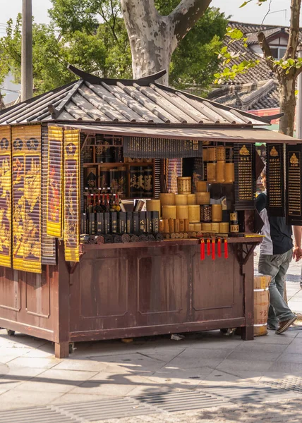 Suzhou China Mayo 2010 Cabina Marrón Amarillo Medio Calle Comercial — Foto de Stock