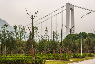 Üç Boğaz Barajı, Çin - 6 Mayıs 2010 Yangtze Nehri. Xiling Yangtze Nehri Süspansiyon Köprüsü 'nün direği. Yeni ekilmiş Greaan parkı olan tekerlekli araçlar için..