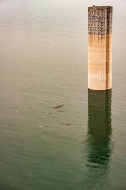 Üç Boğaz Barajı, Çin - 6 Mayıs 2010 Yangtze Nehri. Günaydın, yeşil sulardan sarkan 1 uzun kahverengi beton kuleye yakın çekim..