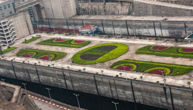 Üç Boğaz Barajı, Çin - 6 Mayıs 2010 Yangtze Nehri. Günaydın, bej beton yüzey üzerinde yeşil-kırmızı bahçeli iki gemi kaldırma limanı ve 2 tekne parçaları görünür durumda..
