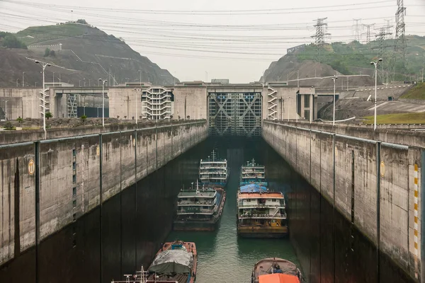 2010 양쯔강 아침입니다 콘크리트 사이를 이동하는 보트를 자세히 살펴보 함선은 — 스톡 사진