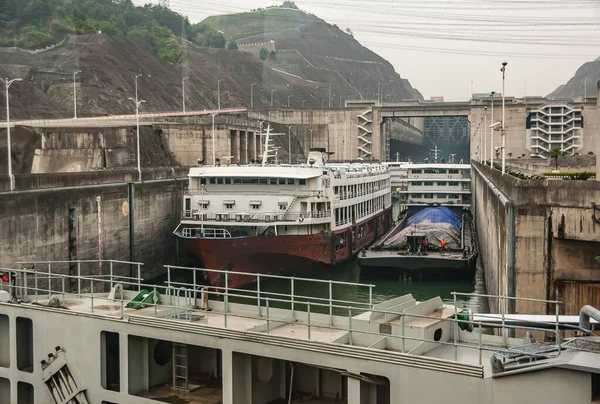 2010 양쯔강 보트는 콘크리트 사이를 흐르고 있습니다 은으로 아래에서 들어올리고 — 스톡 사진