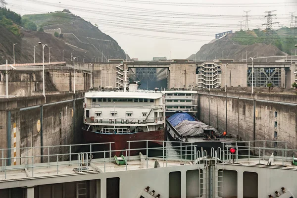 2010 양쯔강 보트는 콘크리트 사이를 흐르고 있습니다 은으로 아래에서 들어올리고 — 스톡 사진
