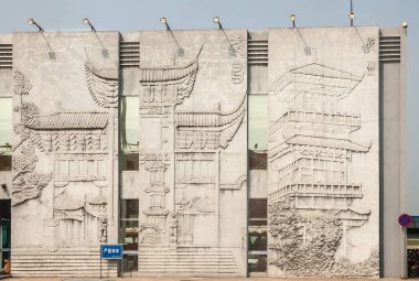 Yichang Çin - 5 Mayıs 2010: Açık mavi gökyüzü altında fresk olarak geleneksel Çin resimleriyle San Xia havaalanı cephesinin bir kısmı.