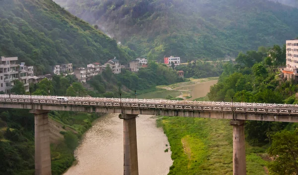 Yichang China May 2010 Bridge Pillars Brown Meandering Rivers Green — Stock Photo, Image