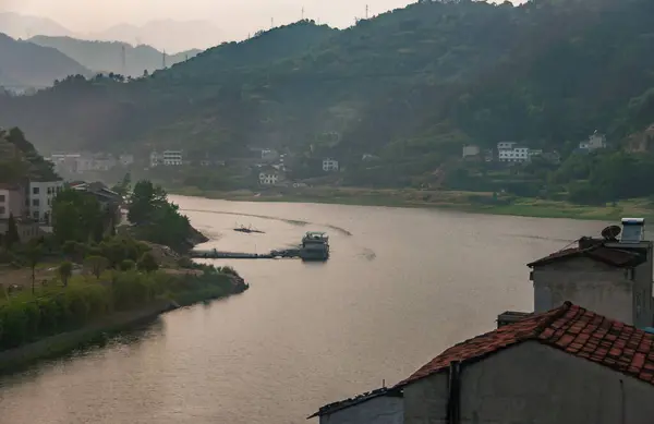 Yichang China Mai 2010 Boot Pier Auf Einem Braun Mäandernden — Stockfoto