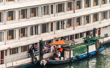 Baidicheng, Çin - 7 Mayıs 2010: Qutang Gorge, Yangtze Nehri. Ambulans satıcısının demirlediği küçük tekne beyaz yolcu teknesine satılıyor. Mevcut insanlar.