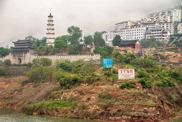 白帝城 2010年5月7日 長江のクタン渓谷 塔のある歴史的要塞への塔門 丘の上の白い霧の下で高層住宅船の標識は色を追加します — ストック写真
