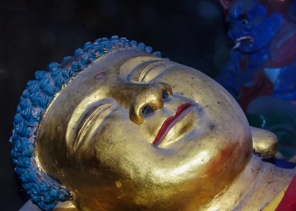 中国奉都 2010年5月8日 历史圣地 金发碧眼的佛头 红唇蓝发 躺在佛像下 — 图库照片