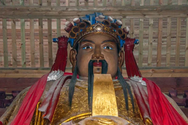 中国奉都 2010年5月8日 历史圣地 头像的特写 色彩艳丽的祖先神像严肃地向下看 很多黄金 蓝色和黑色 — 图库照片