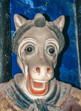 Fengdu, Çin - 8 Mayıs 2010 Hayalet Şehir, tarihi sığınak. Yeraltı dünyasındaki cezalandırıcının bir parçası olarak mavi arkaplan önündeki gri at yüzüne yakın çekim.