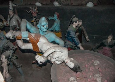 Fengdu, Çin - 8 Mayıs 2010 Hayalet Şehir, tarihi sığınak. İşkence manzarası. Şeytan önce bir kadının kafasını kırmızı, sıcak bir sıvının içine sokuyor. Sırtımda daha çok acı ve ıstırap.