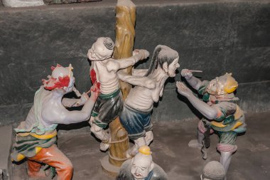 Fengdu, Çin - 8 Mayıs 2010 Hayalet Şehir, tarihi sığınak. İşkence manzarası. Şeytanlar kadının dilini çeker ve diğeri de erkeğin göğsünü açar..