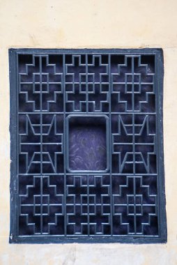 Fengdu, Çin - 8 Mayıs 2010 Hayalet Şehir, tarihi sığınak. Beyaz bej duvara karşı sanatsal çerçevelenmiş Mavi yakın plan.