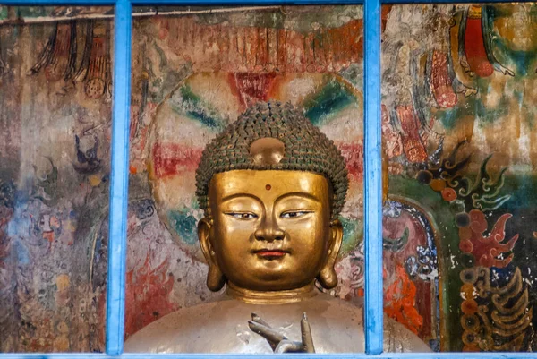 中国奉都 2010年5月8日 历史圣地 蓝色木框后大金佛头像的布景 打开窗户 多色彩背景装饰 — 图库照片