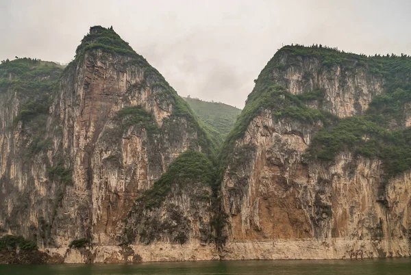 Baidicheng China Maio 2010 Qutang Gorge Rio Yangtze Penhascos Castanhos — Fotografia de Stock