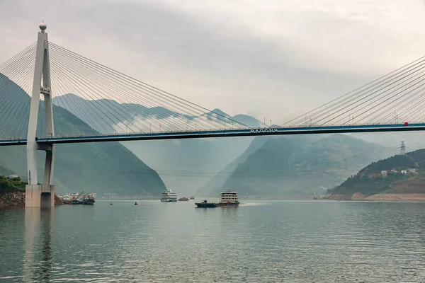 中国新岭 2010年5月6日 长江西岭峡谷 部分巴东悬索桥在绿水之上 青山山脉景观上的云雾退去 — 图库照片