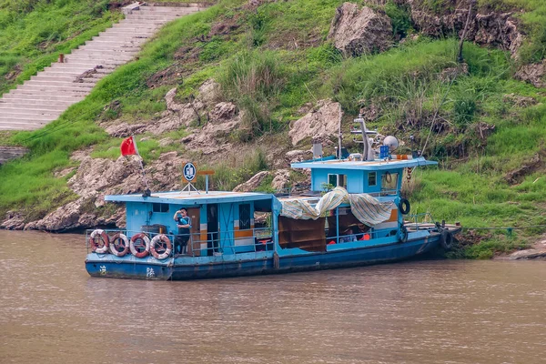 Fengdu Chongqing Çin Mayıs 2010 Yangtze Nehri Mavi Teknenin Yakınında — Stok fotoğraf