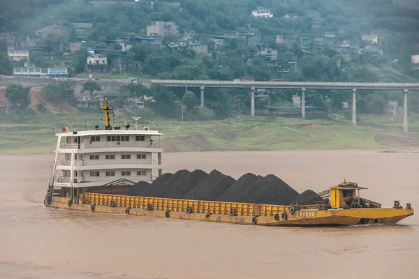 Fengdu Chongqing China May 2010 Yangtze River 黄色驳船与堆积如山的黑煤在褐色的水 海岸线上的绿山 有支撑物和公路桥梁 — 图库照片