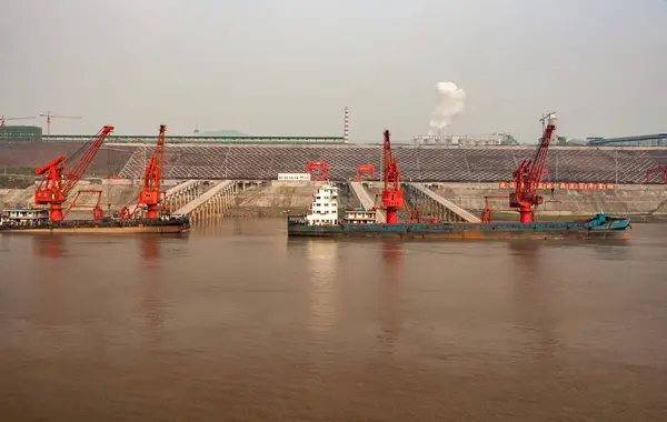 Chongqing China May 2010 Yangtze River Piers Red Cranes Unloading — Stock Photo, Image