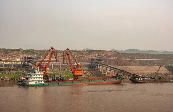 Chongqing China Mai 2010 Jangtse Fluss Rote Kräne Laden Kohle — Stockfoto