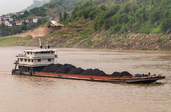 Fengdu Chongqing China May 2010 Yangtze River 用堆积如山的黑煤塞满绿岸和一些住宅住房的驳船的闭塞 — 图库照片