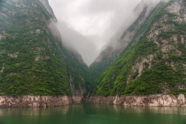 Guandukou Hubei China 2010 Gorge Yangtze River 안개가 협곡에 절벽을 — 스톡 사진