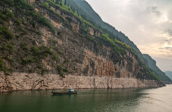 Guandukou Hubei China Mayo 2010 Garganta Río Yangtze Pequeña Barcaza — Foto de Stock