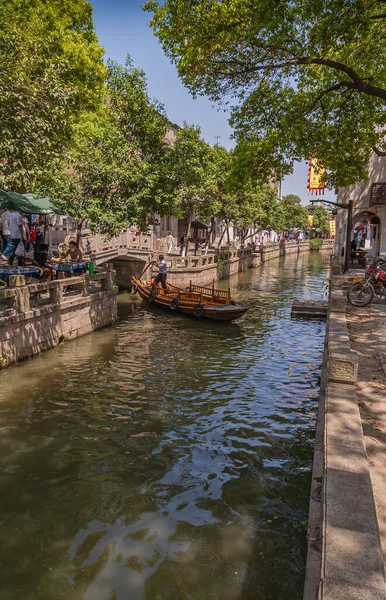 Tongli Jiangsu China May 2010 Canal Scenery Lone Sculling Brown — Stock Photo, Image