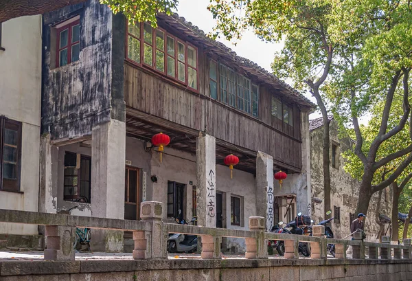 Tongli Jiangsu Kina Maj 2010 Kanallandskap Vit Byggnad Med Mörkt — Stockfoto