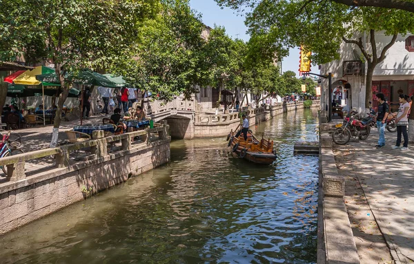 Tongli Jiangsu China May 2010 Canal Landscape 다리가 푸르스름하고 운하를 — 스톡 사진