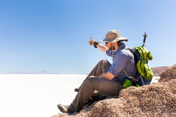 Touristen Backpacker sitzend Berggipfel, über Salzwüste, bol — Stockfoto
