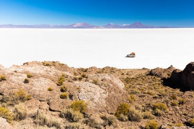 Tuz çöl Salar De Uyuni Adaları sürme Suv Bolivya manzara. 
