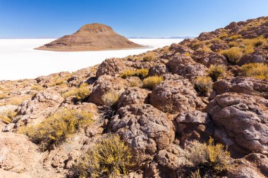 Lav kaya oluşumları Salar De Uyuni Adaları dağlar Bolivya manzara.
