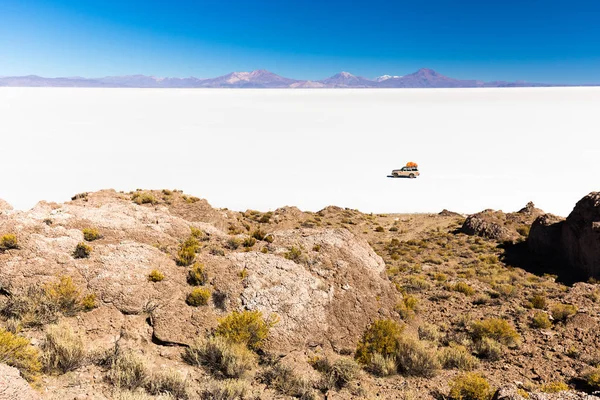 Tuz çöl Salar De Uyuni Adaları sürme Suv Bolivya manzara. 