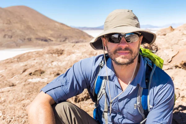 Dağ Salar De Uyuni Bolivya oturan adam turist portrain.