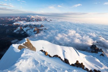Bulutlar dağlar tepeler üzerinde gündoğumu Huayna: Potosi, Bolivia