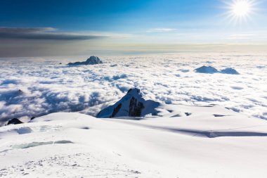 Bulutlar dağlar tepeler üzerinde gündoğumu Huayna: Potosi, Bolivia